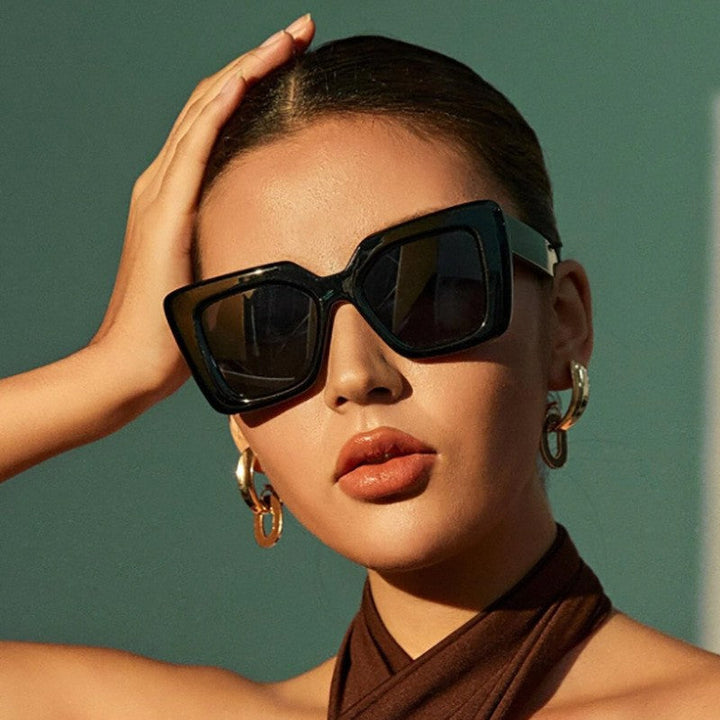 Occhiali da sole quadrati minimalisti e alla moda