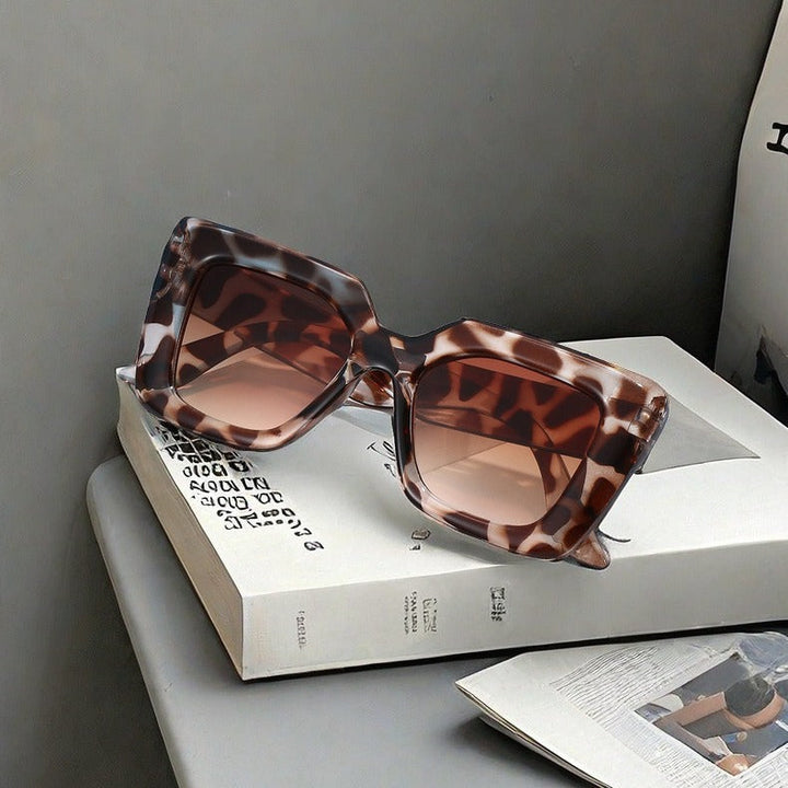 Occhiali da sole quadrati minimalisti e alla moda