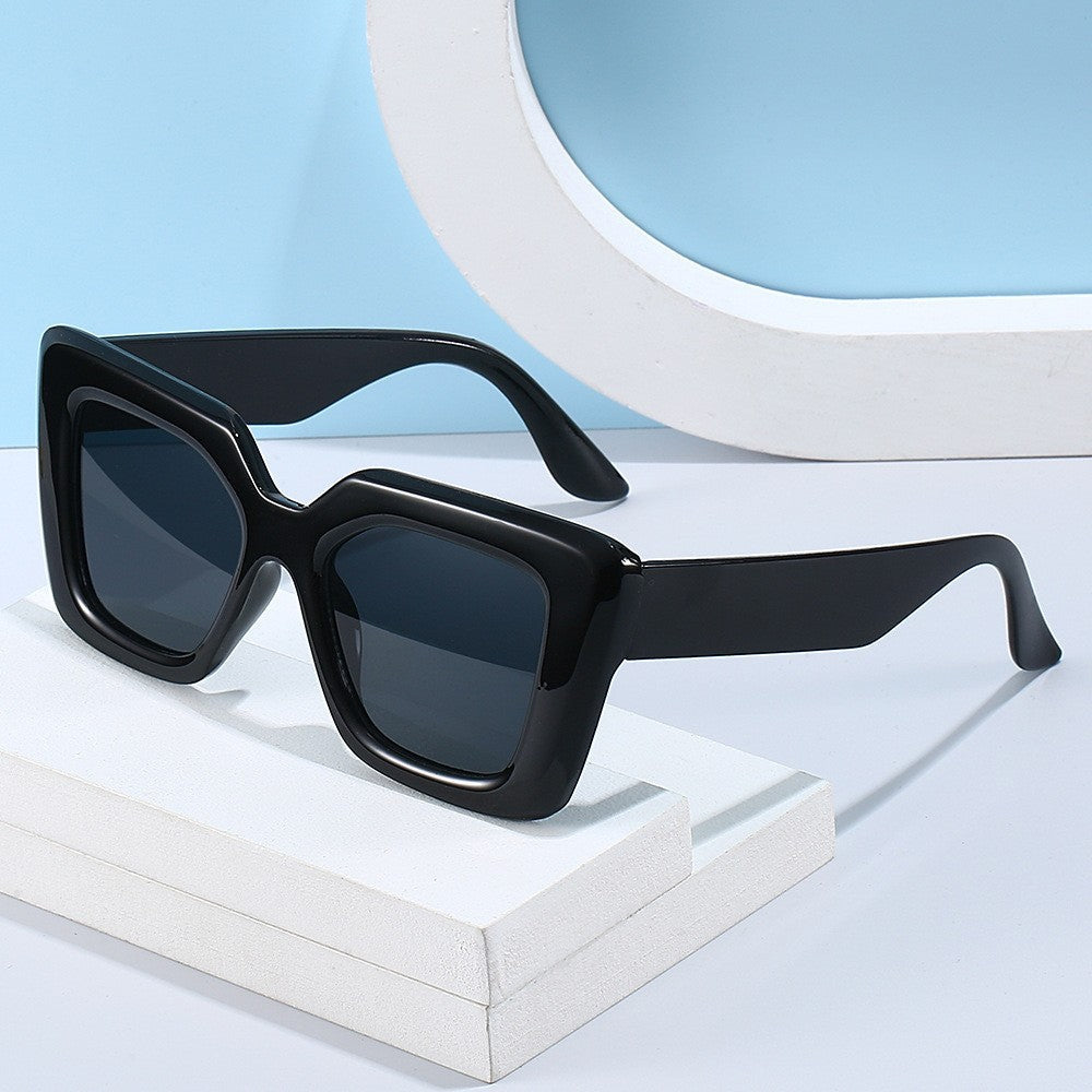 Occhiali da sole quadrati minimalisti e alla moda