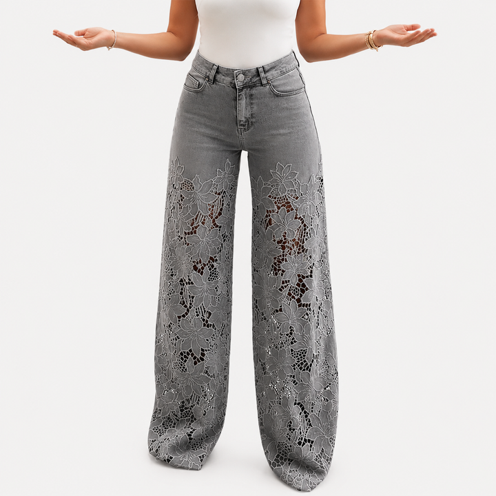 Jeans in denim patchwork con pizzo alla moda